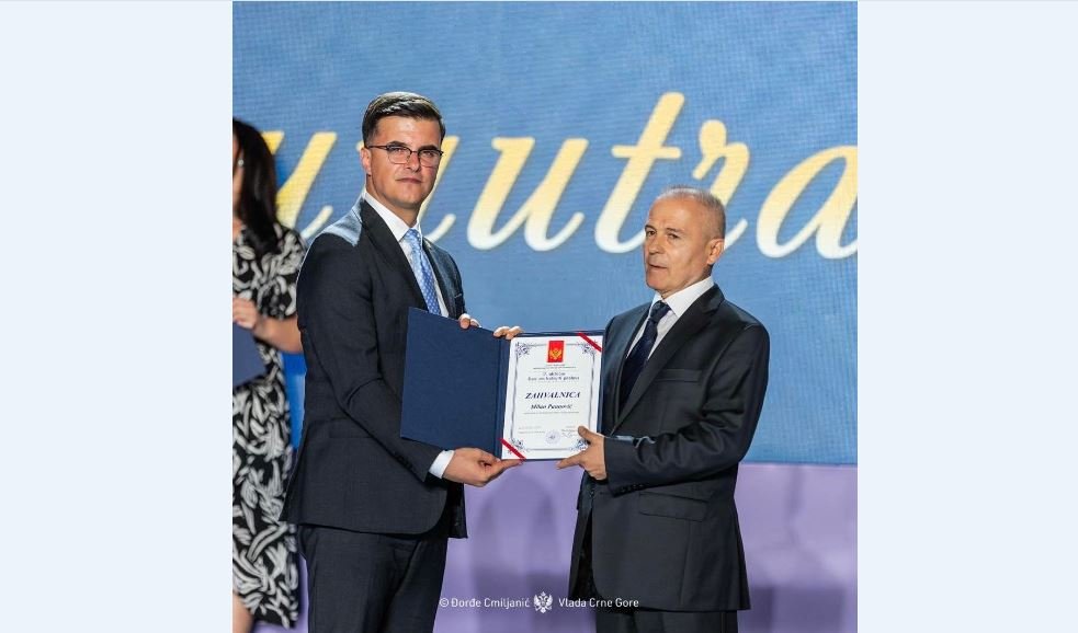Paunović raširio krila iliti Neke ptice nikad ne polete