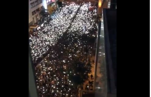 Pola godine protesta: "Ljudska zmija" na ulicama Hong - Konga