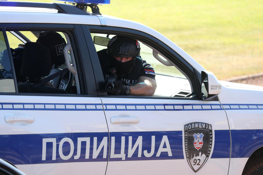 Ranjen policijski inspektor u Novom Sadu, potjera za napadačem