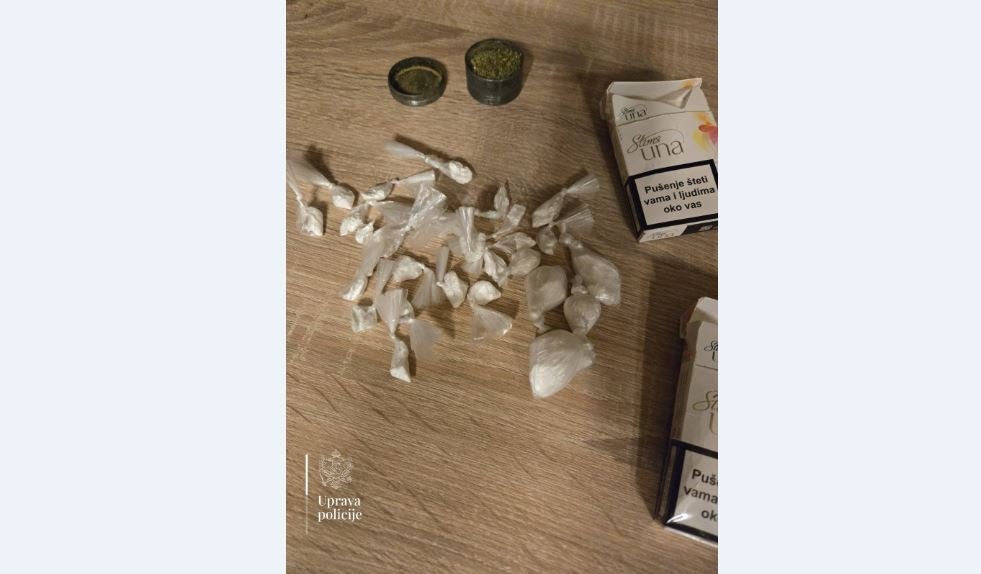 UP: Uhapšen Podgoričanin, kod njega pronađeno 28 grama kokaina, drobilica, marihuana…