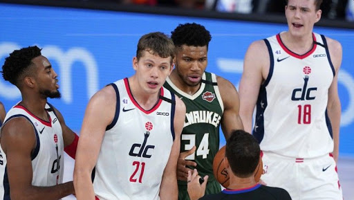 NBA suspendovala Adetokumba