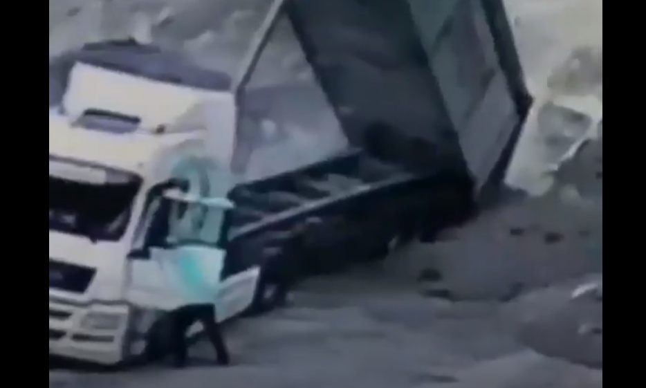Nevjerovatan snimak iz Hrvatske: Vozača zamalo poklopio kamion