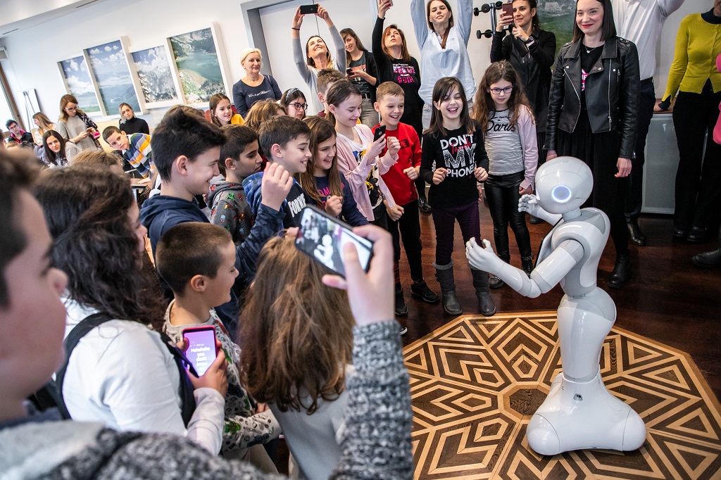 Telekom: Djeca u posjeti Telekomu od robota Pepper učila o robotici i inženjerstvu