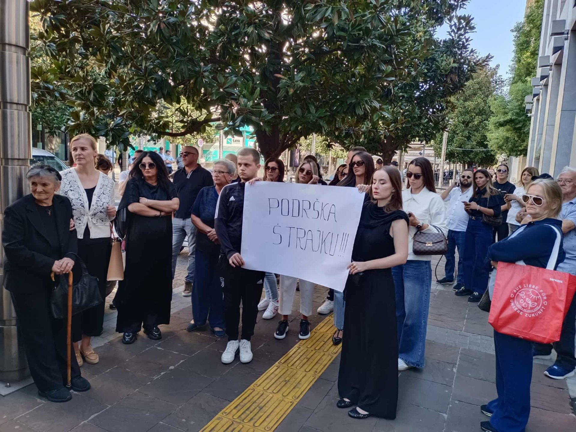 Protest porodica pritvorenika ispred Višeg suda: Podrška štrajku!