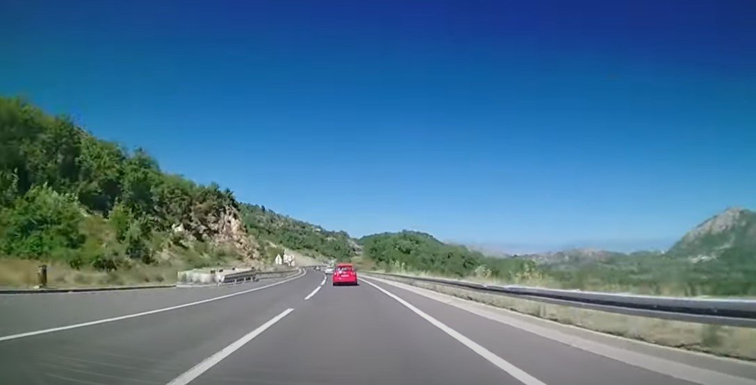 AMSCG: Tokom dana pojačana frekvencija vozila, više izmjena saobraćaja