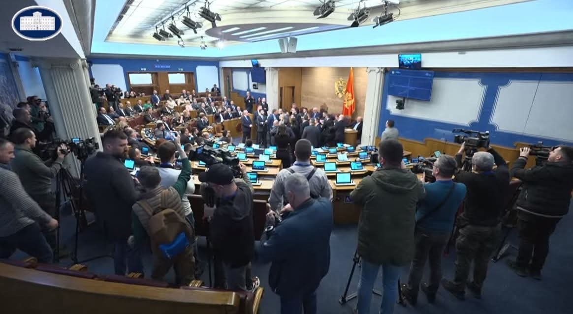 Mandić prekinuo premijerski sat uz riječi "EU je naš cilj", opozicija stala ispred njega