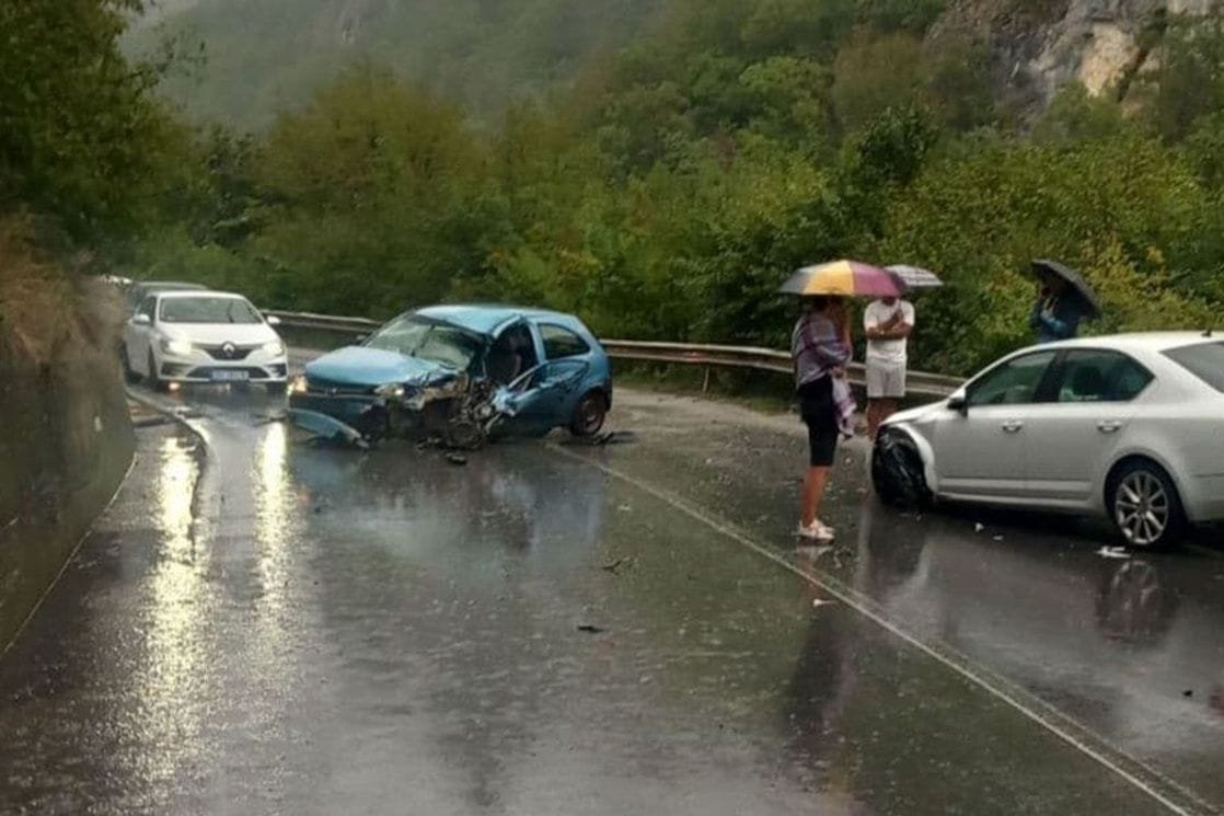 Dvije osobe povrijeđene u udesu kod Dobrakova