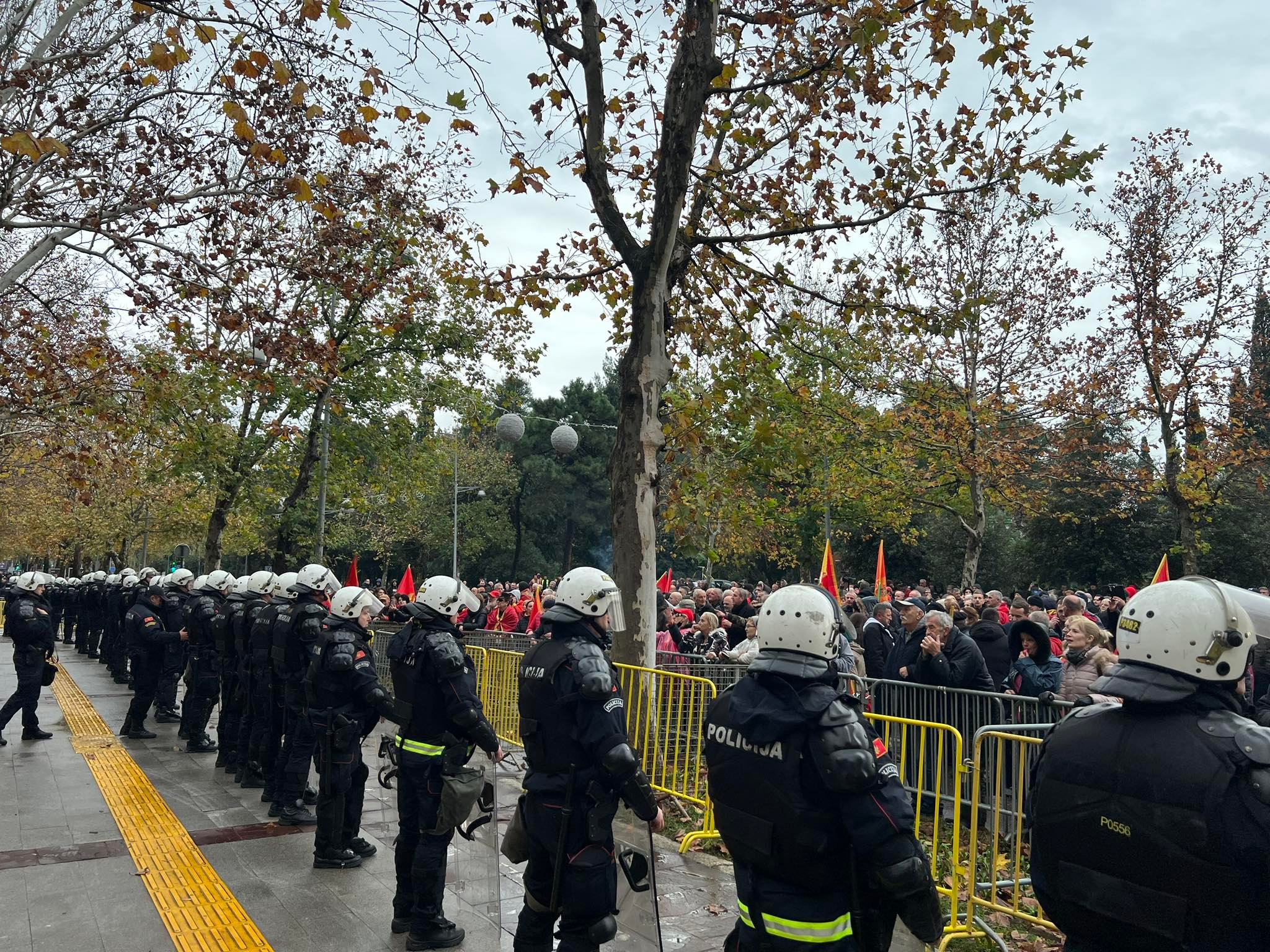 UŽIVO Blokirano više saobraćajnica u Glavnom gradu, građani ispred Skupštine čekaju ishod glasanja, sve više policije