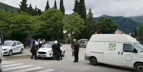 Komunalna policija blokirala saobraćajnicu u Budvi, priveden načelnik?