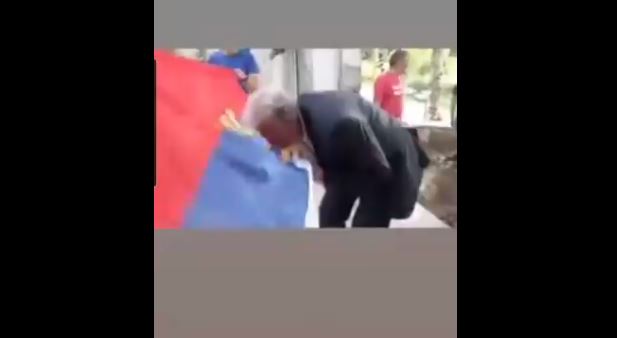Hoće li mandatar ovako ikad poljubiti zastavu svoje države?