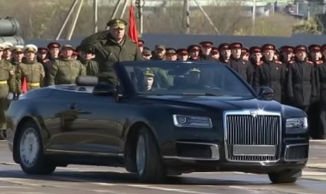 Putinov ''Aurus kabriolet'' snimljen bez maske