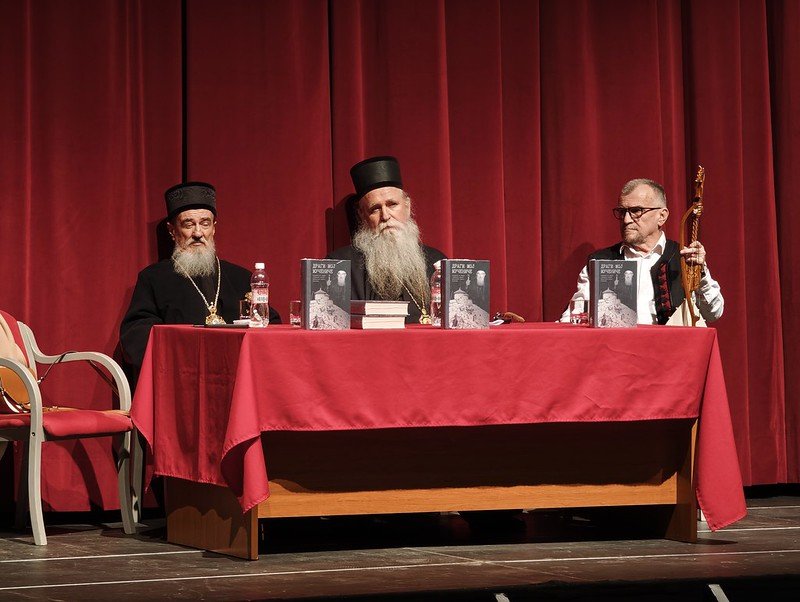 Dok se Pljevljaci guše u opasnom gasu, Joanikije, Atanasije i naravno Vraneš u Pljevljima razglabaju o kapeli na Lovćenu
