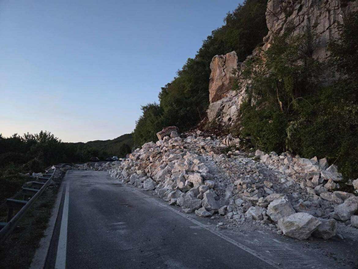 Čišćenje odrona na Obzovici još traje; Ivanišević: Do kraja dana put će vjerovatno biti prohodan