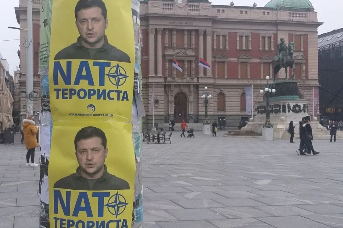 U Beogradu izlijepljeni leci na kojima piše da je Zelenski 'NATO terorista'