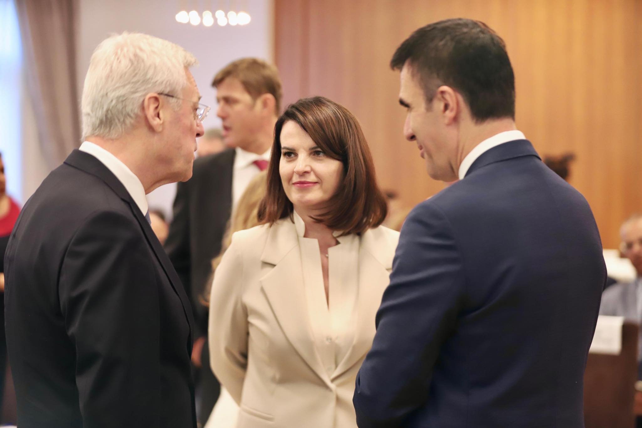 Albanija: Ministarka smijenila zamjenika jer joj je dojavljeno da je pušio u američkom restoranu