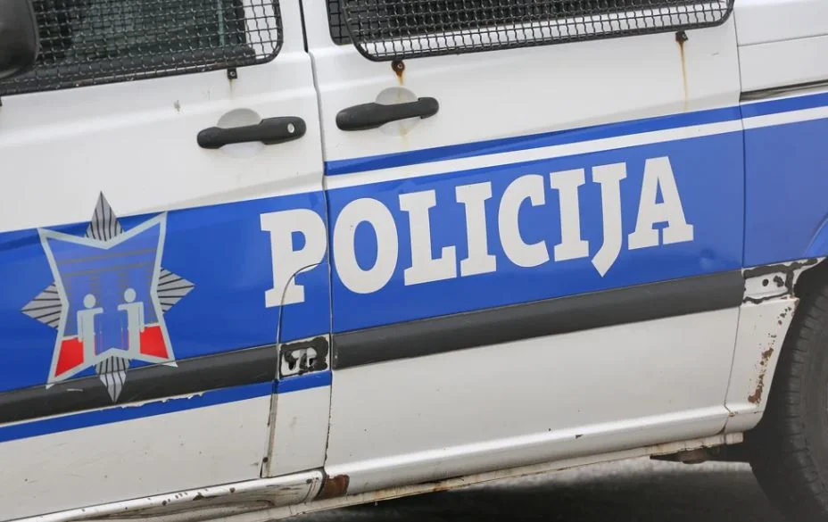 Policajci se sami moraju snalaziti za uniforme jer ih služba ne obezbjeđuje?; Adžićev kabinet: Potrebno je obnoviti uniforme, 2016. izvršena nabavka postojećih