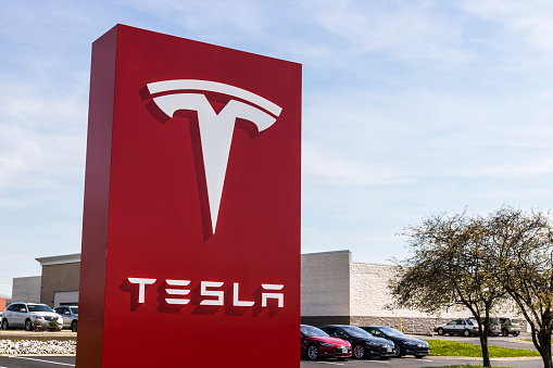 Tesla povlači više od 321.000 vozila sa tržišta u SAD
