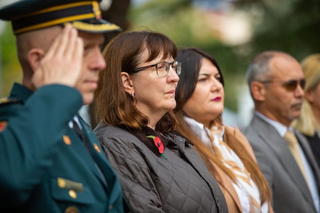 Delegacije UK i Crne Gore položile vijenac na spomenik u Tološima povodom Dana sjećanja