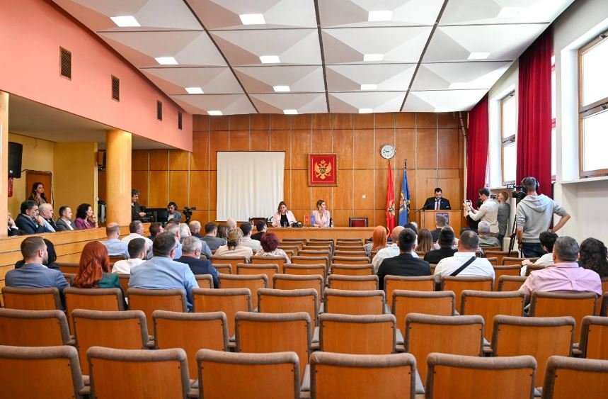 Kovačević izabran za predsjednika opštine Nikšić; Muratović: Podrška Kovačeviću je i podrška srednjem prstu tokom intoniranja himne, skrnavljenju spomenika Ljubu Čupiću