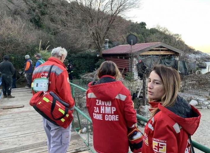 Komunalna došla da ruši plažni bar na Kamenovu, vlasnik pokušao da se zapali