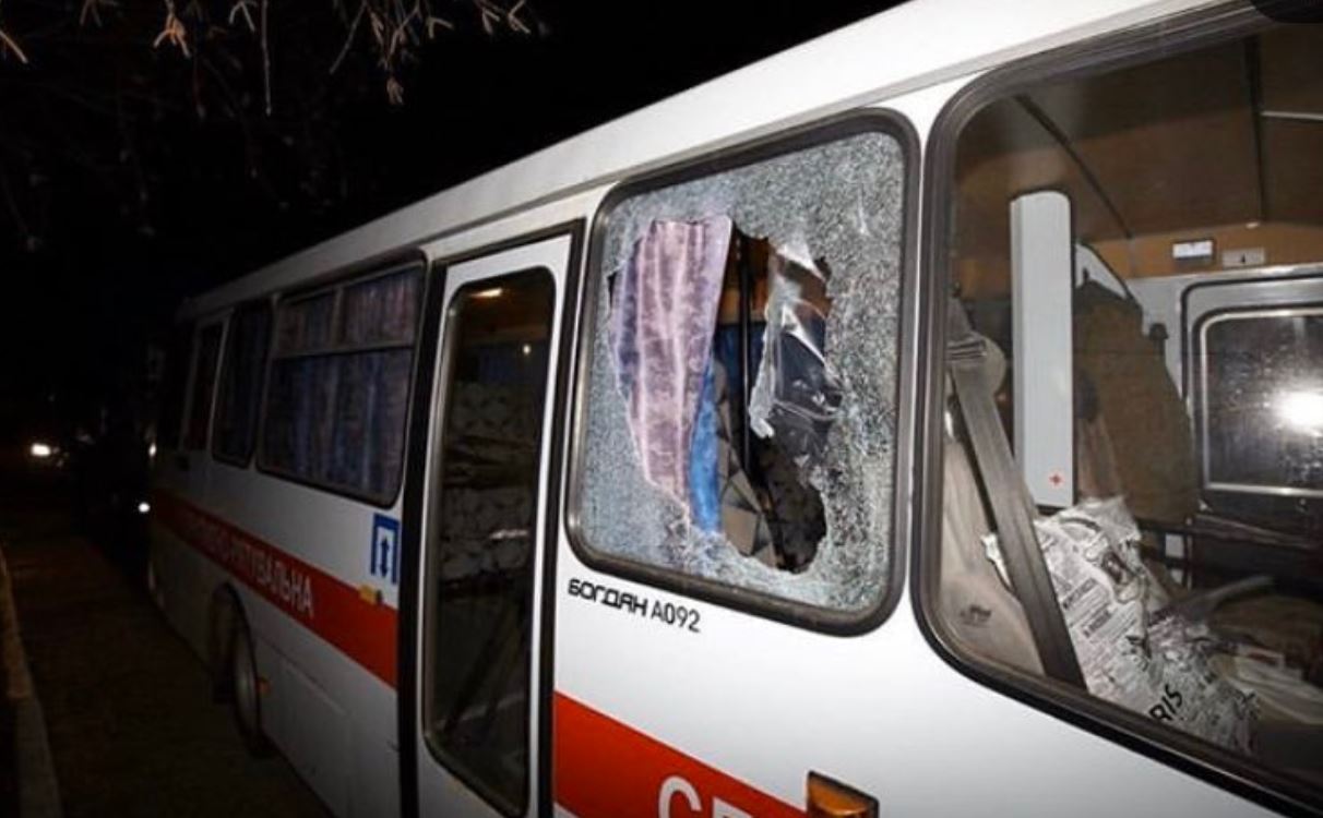 Ukrajinci kamenovali autobus sa evakuisanima iz Kine