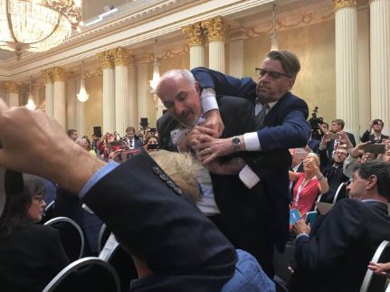 Pogledajte: Novinar napravio skandal na konferenciji Putina i Trampa