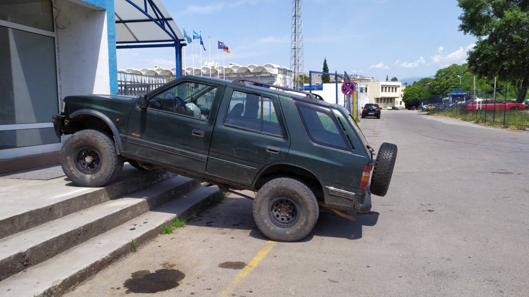 I to se događa: Pogledajte kako je parkiran džip u Podgorici