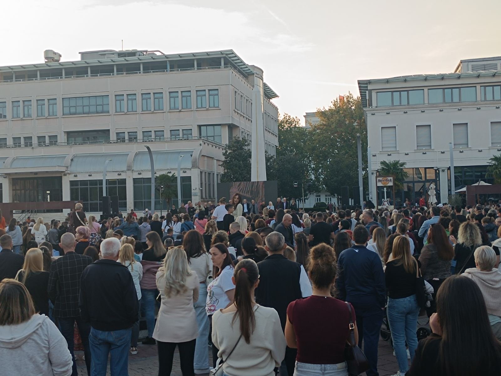 Podgorica za Halida: Na Trgu nezavisnosti građani ispraćaju velikog umjetnika