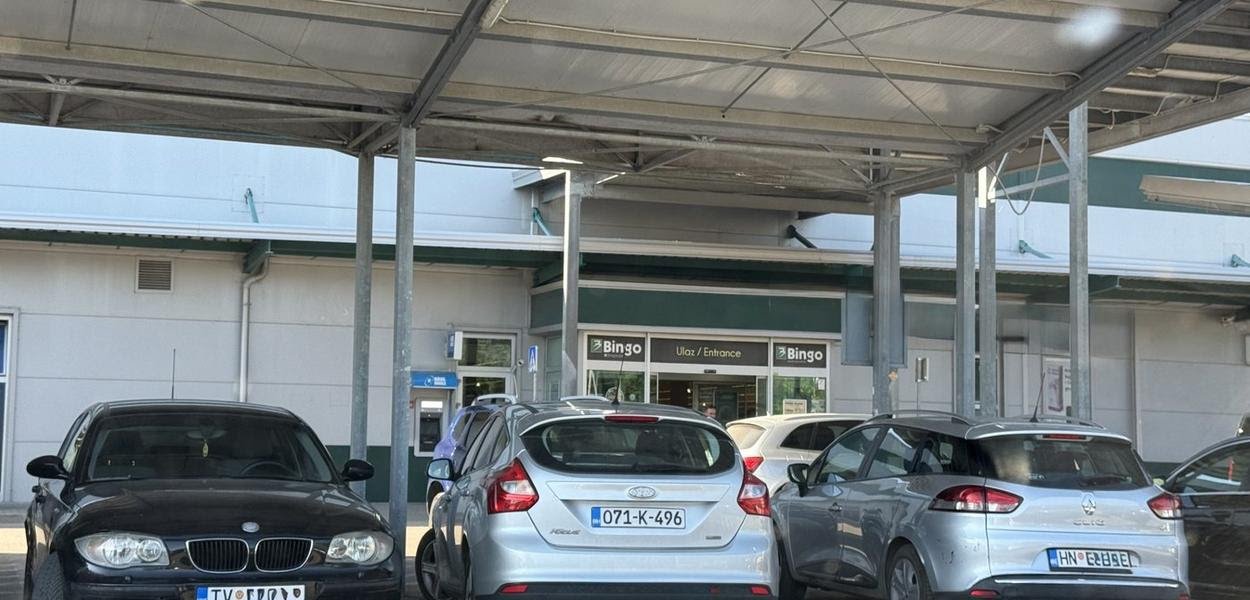 Na parkingu ispred marketa u Trebinju najviše crnogorskih registarskih oznaka