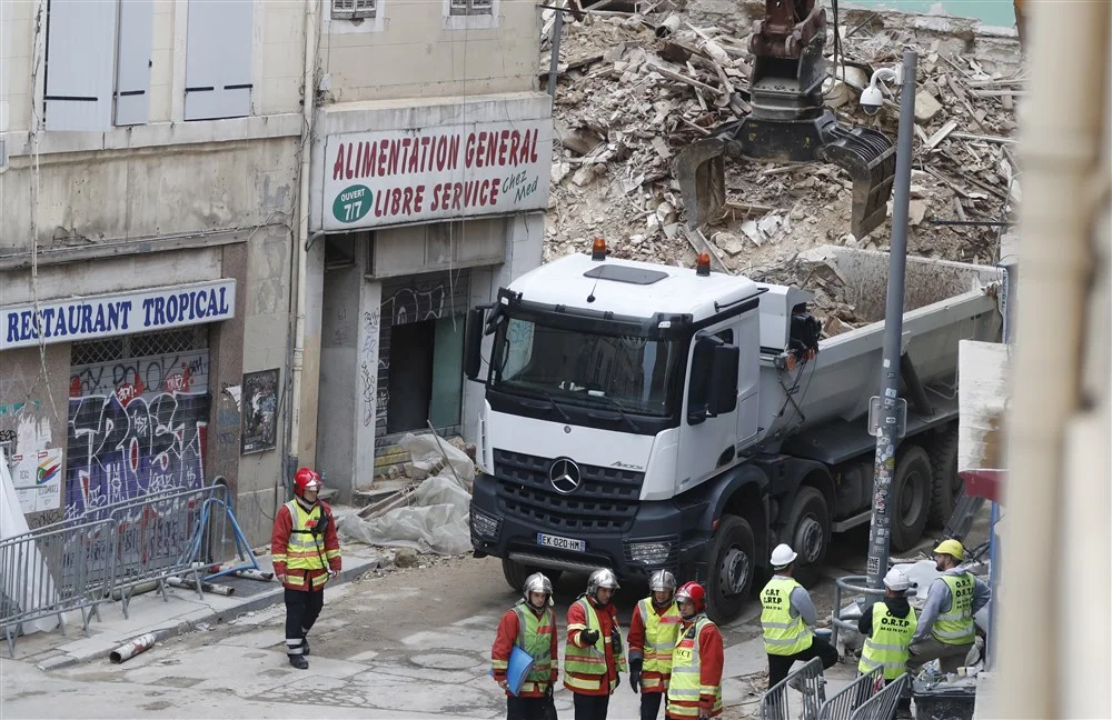 Srušile se zgrade u Francuskoj, ljudi su pod ruševinama, požar ometa spašavanje