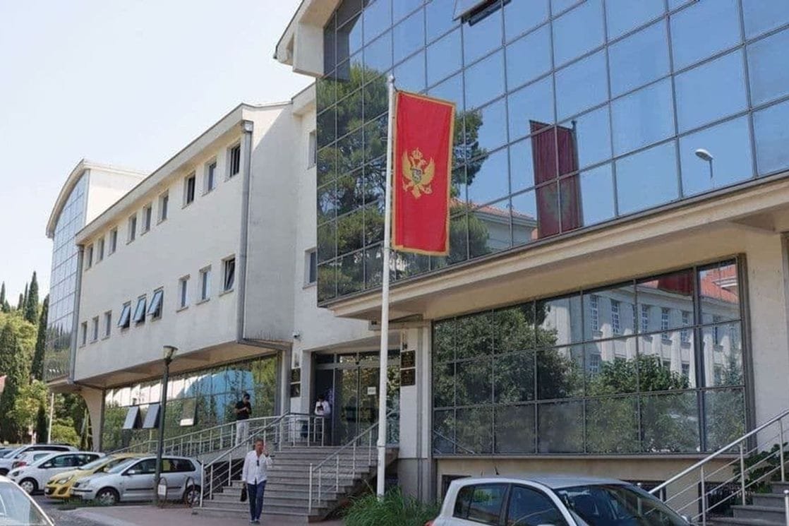 Sindikat prosvjete: Ministarstva finansija i prosvjete grubo krše zakon i Granski kolektivni ugovor, nastavnicima smanjena plata i do 50 eura