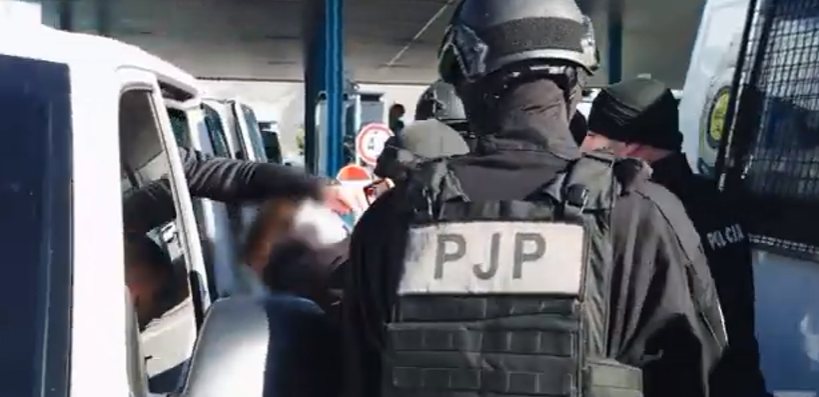 VIDEO Grčka izručila crnogorske državljane koje Podgorica potražuje zbog teškog ubistva i kriminalnog udruživanja