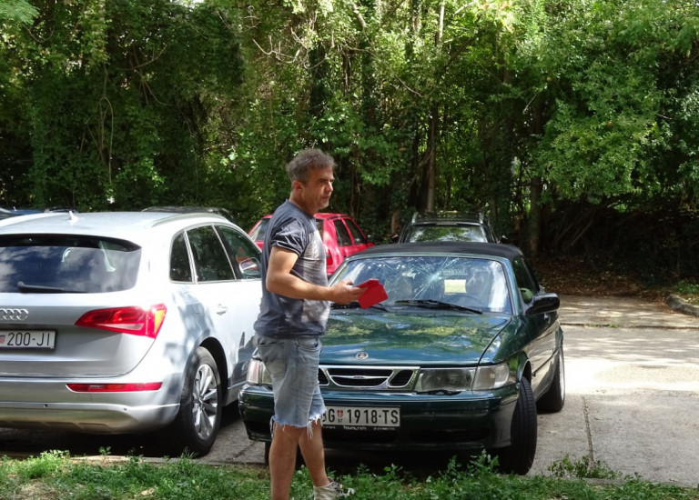 Sergeju Trifunoviću u Mostaru demolirali automobil