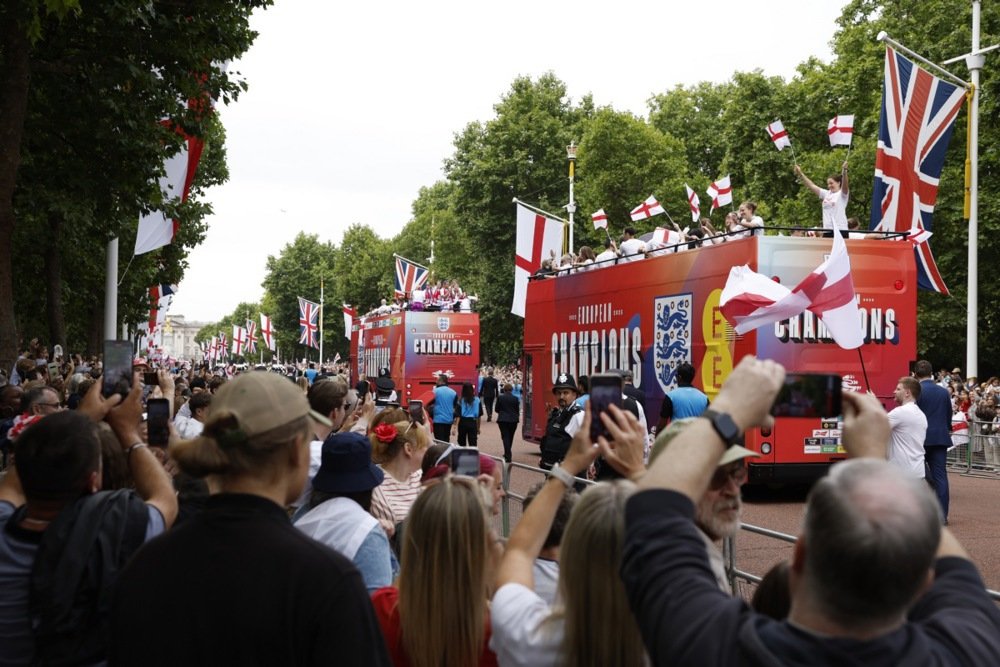 Hiljade okupljenih u Londonu na proslavi pobjede fudbalerki Engleske, prvog trofeja nekog engleskog fudbalskog tima van zemlje