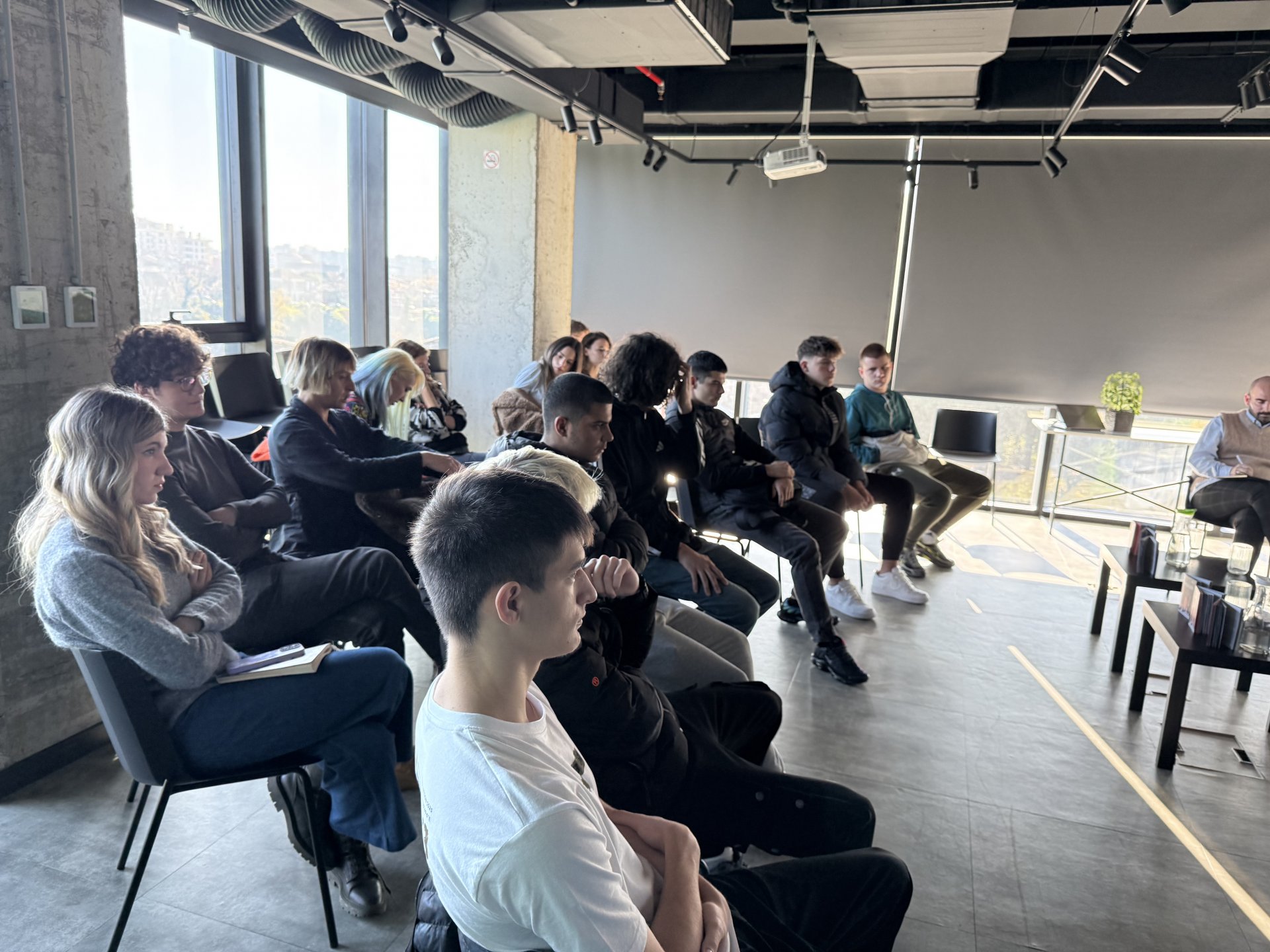 Matine razgovori: Simbolika rozih pantalona otkriva dublje pukotine u našem društvu