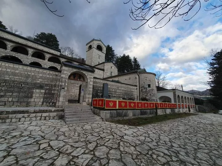 Pogledajte: Na Cetinjskom manastiru i crkvi na Ćipuru niz novih crnogorskih zastava