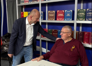 Knežević u posjeti  Šešelju na Sajmu knjiga u Beogradu