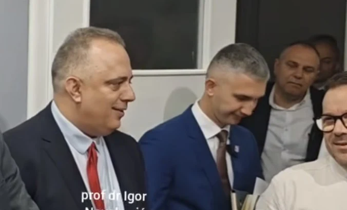 Predsjednik Skupštine Grada Niša neprimjereno dodirivao novinara, objavljen video