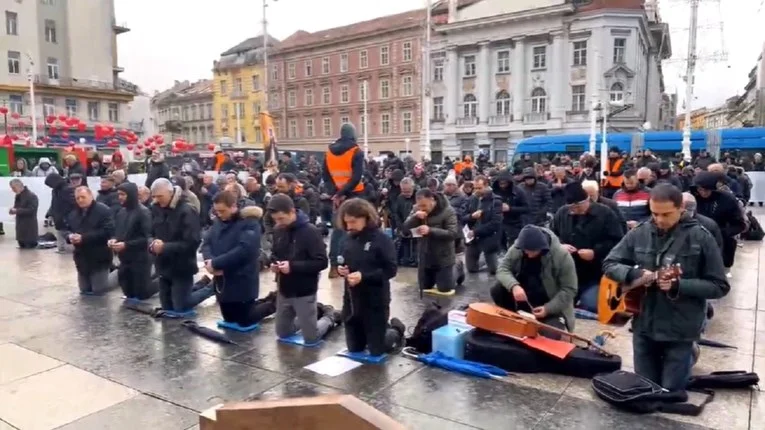 Zagreb: Muškarci iz udruženja "Muževni budite" muževnost pokušali postići - klečanjem.