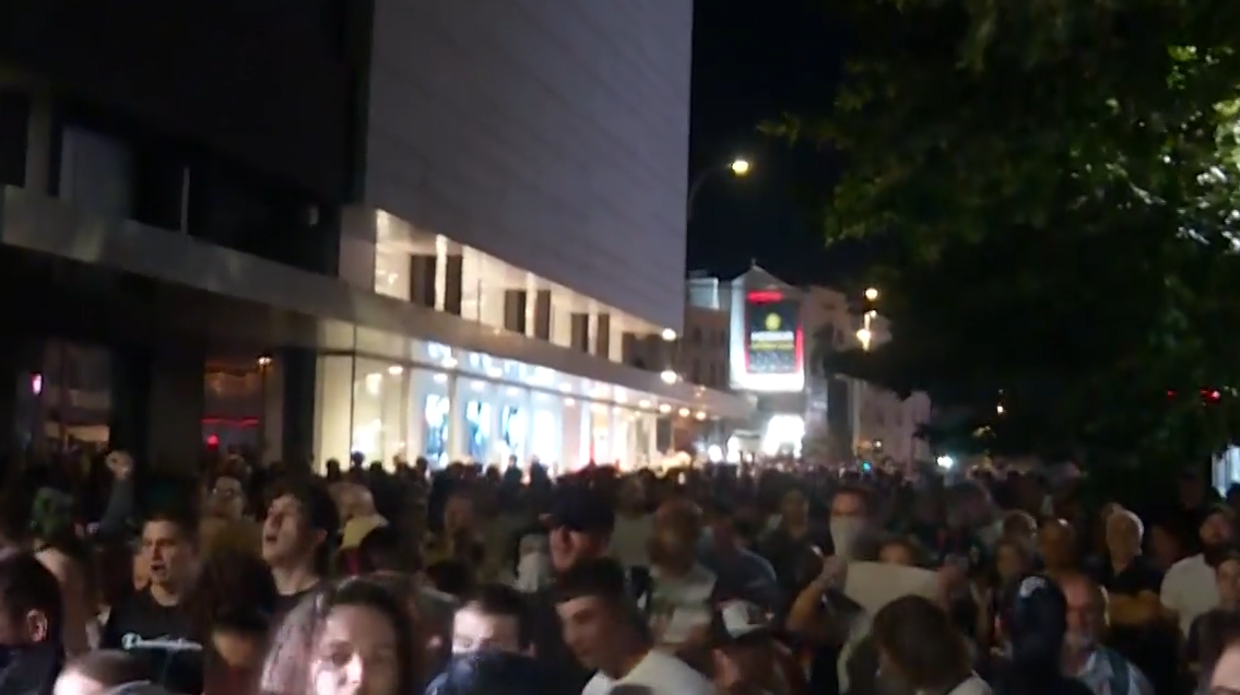 Protesti u Srbiji: Građani u Kraljevu skandiraju - uhapsite Vučića