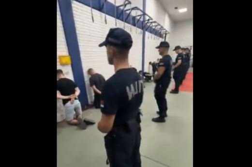 Proširio se snimak: Uhapšeni građani u Srbiji kleče pred policajcima