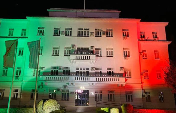 Upravna zgrada Glavnog grada u bojama italijanske zastave