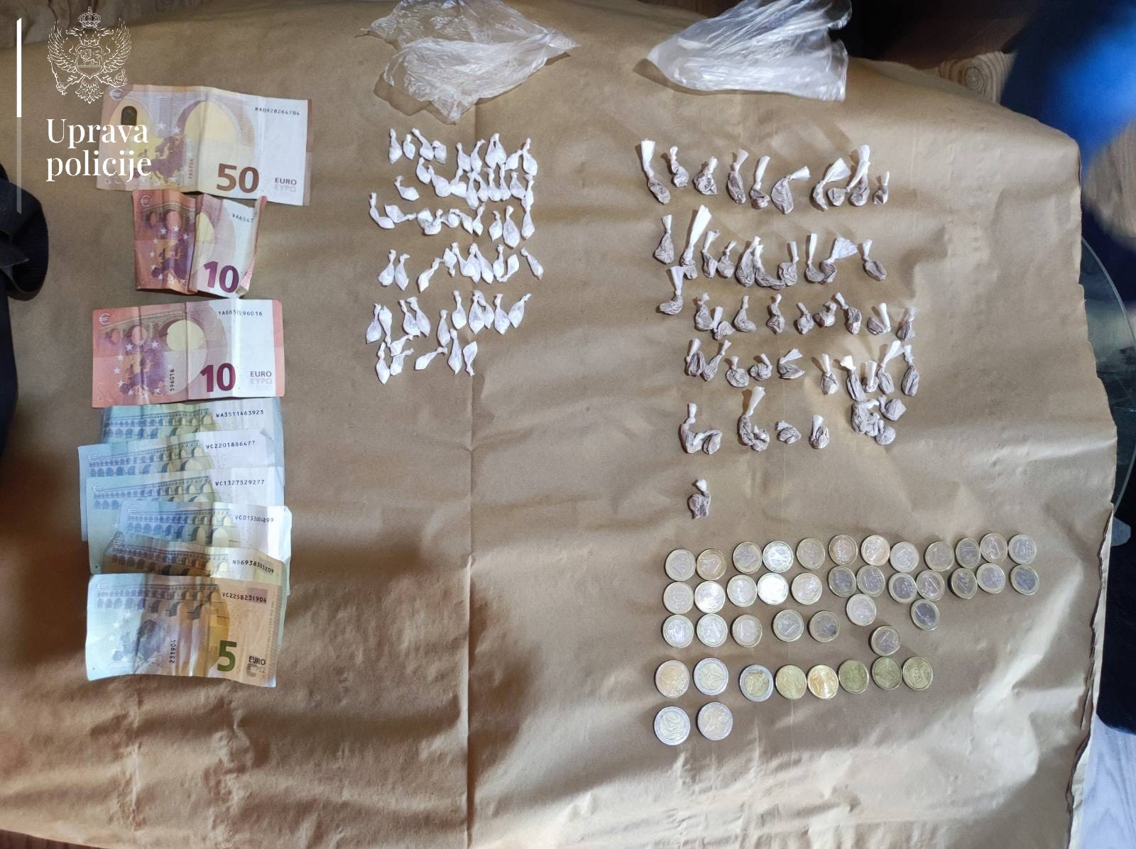 Kod Podgoričanina pronađeno 107 pvc zamotuljaka kokaina i heroina, novac, vazdušna puška