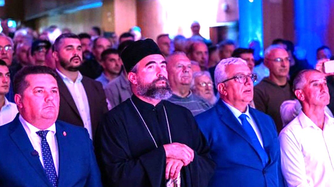 Metodije sa četničkim vojvodama pozivao se na Ruse ispod slike Miloševića i Karadžića