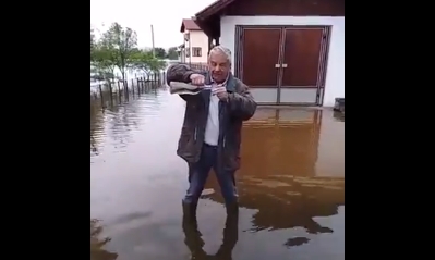 I ovo je BiH: Prijedorčanin s rakijom dočekuje goste u poplavljenoj Gomjenici