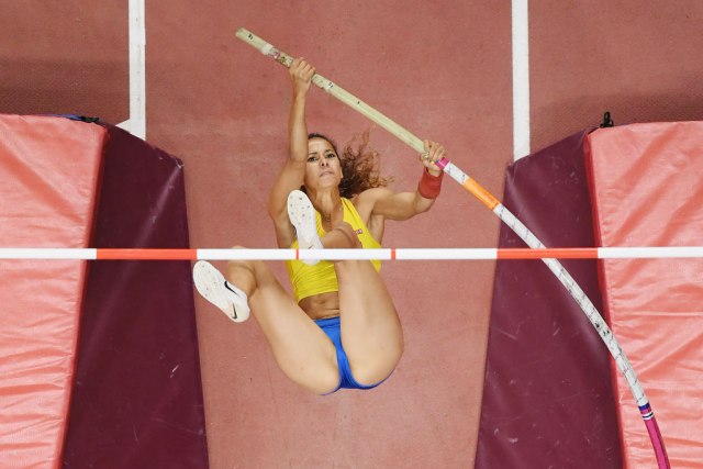Švedskoj atletičarki pukla motka tokom skoka