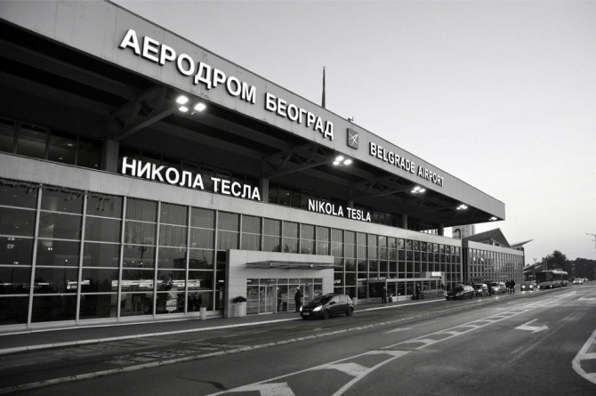 Avion prinudno sletio u Beograd, putnica odvezena na VMA