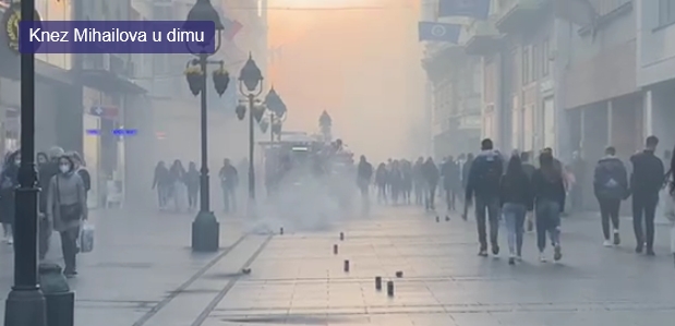 Knez Mihailova u dimu - građani bježe u radnje