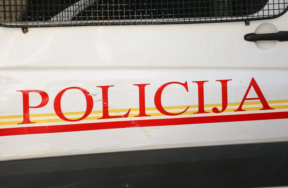 Uhapšen maloljetnik osumnjičen za krijumčarenje ilegalnih migranata u Crnu Goru