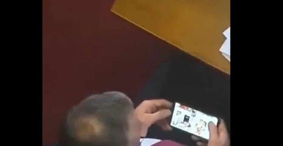 Poslanik SPS-a koji je gledao porno film u Skupštini podnio ostavku